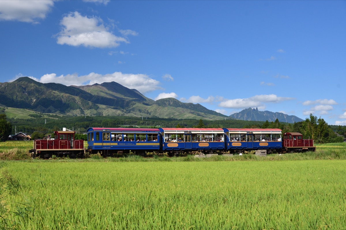 阿蘇五岳を背に走る南阿蘇鉄道のトロッコ列車
