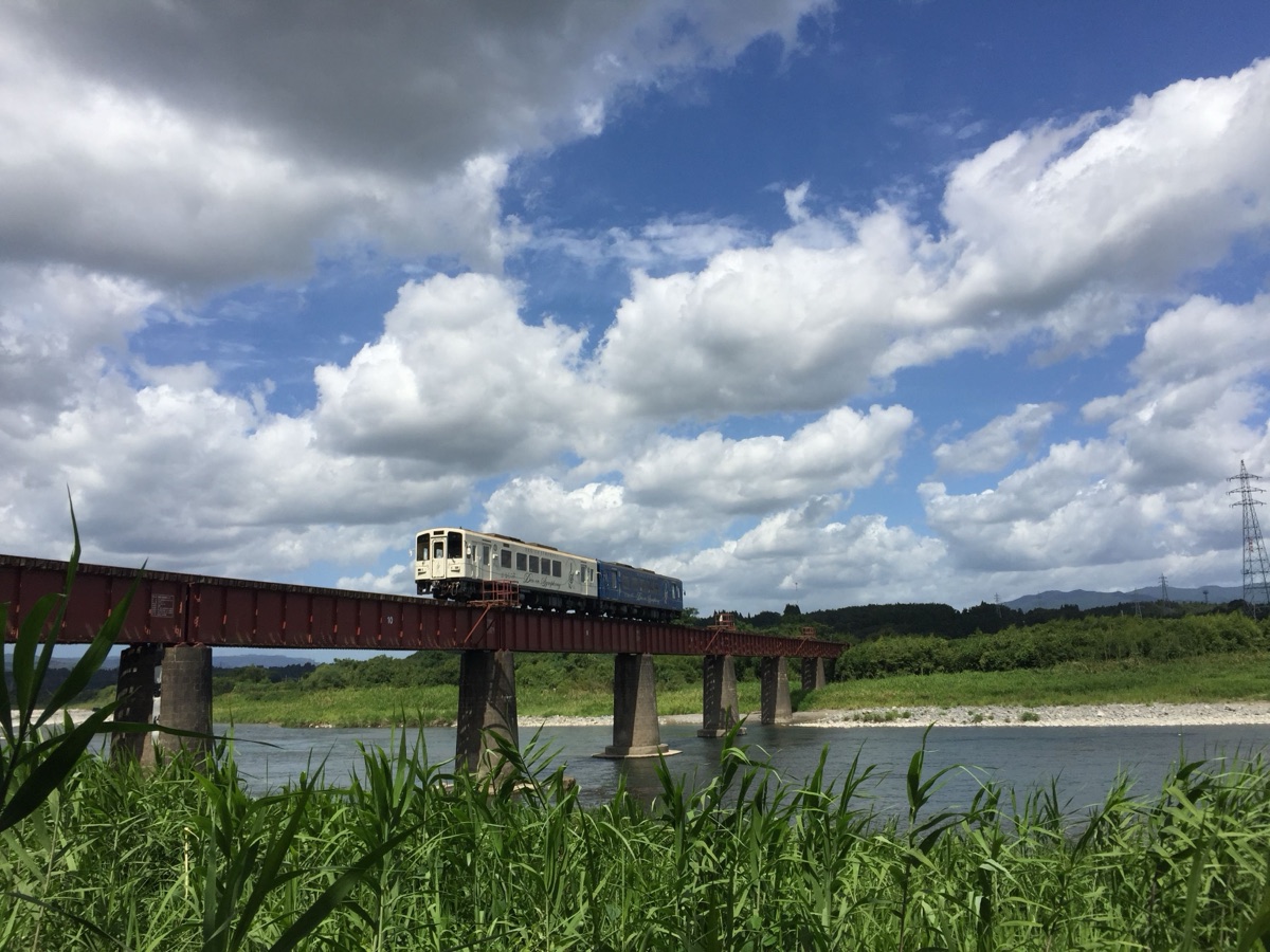 球磨川の鉄橋を渡るくま川鉄道の車両
